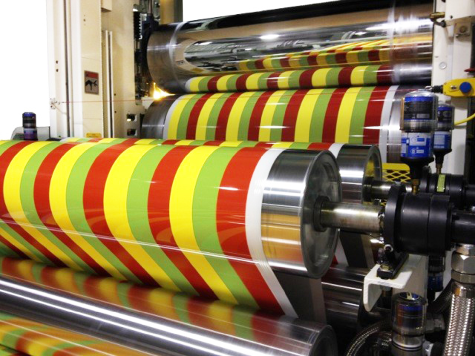 Welex feed block technology allows the extruders to be configured for virtually unlimited multiple stripe and layer combinations. The five-layer sheet construction includes a crystal PS gloss layer, a five-color (fully custom-configurable) stripe layer, a white layer, a scrap foam layer, and a white bottom layer.