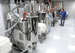 The auxiliary equipment that supports clean room molding is located outside the clean room. The auxiliary equipment that supports clean room molding is located outside the clean room.