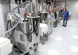 The auxiliary equipment that supports clean room molding is located outside the clean room. The auxiliary equipment that supports clean room molding is located outside the clean room.