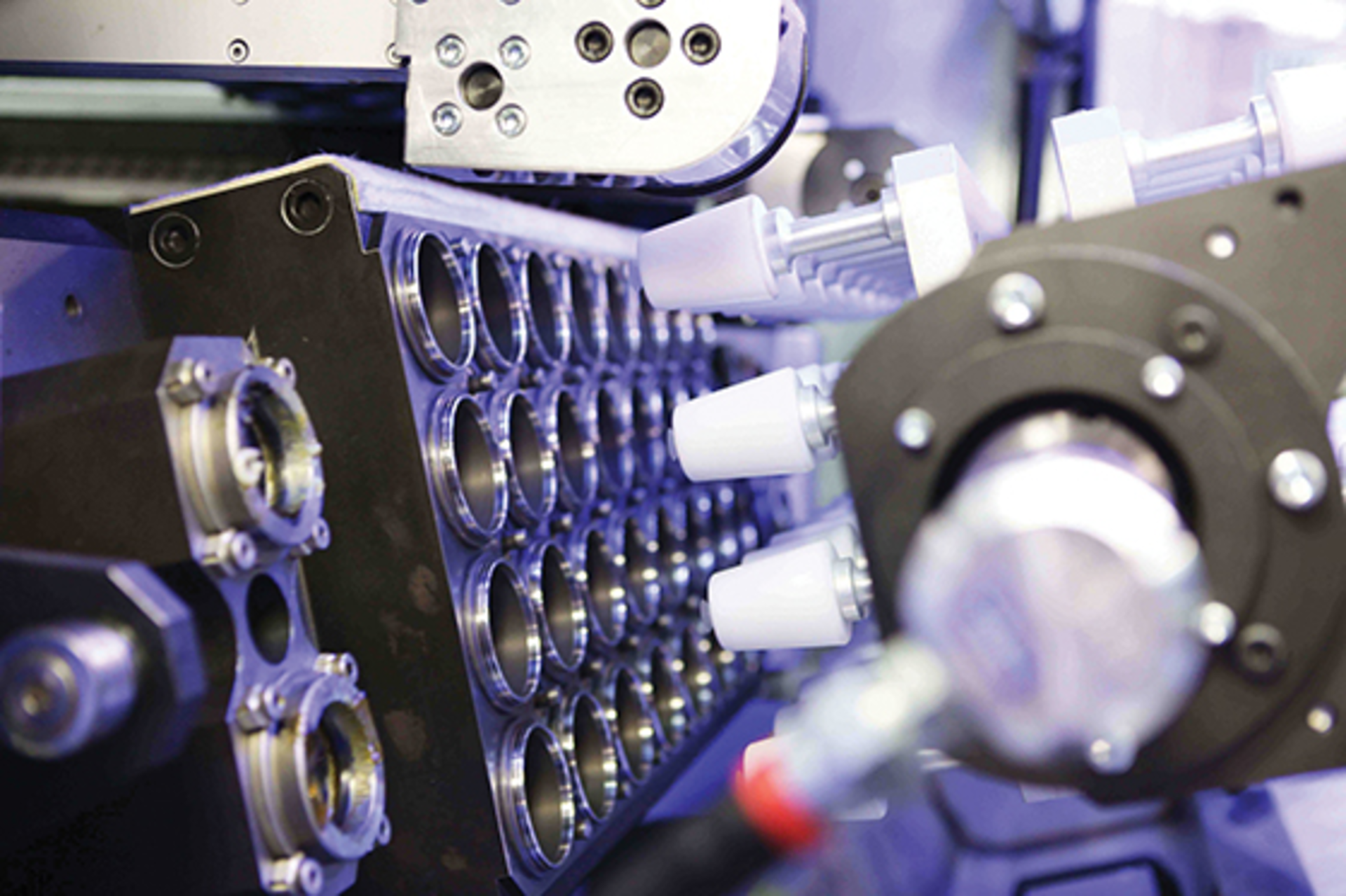 WM's Model FT 700 is equipped with a plug-assist system where the movement of the plugs is controlled by a dedicated servo motor.