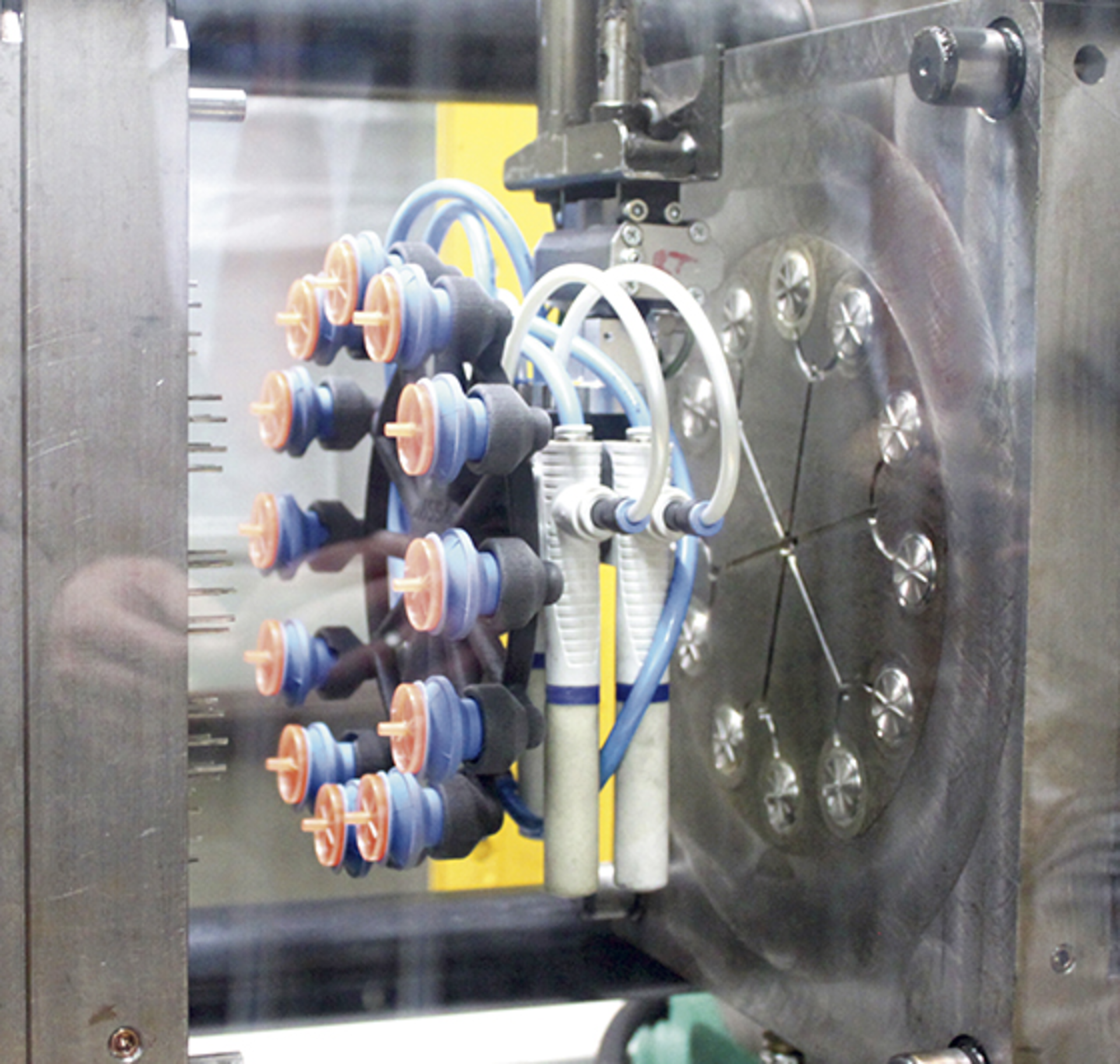 A unique feature of the ASS&acirc;&euro;&trade; EOAT is its hollow internal channel for the air and vacuum supply, so no external air hoses are needed.