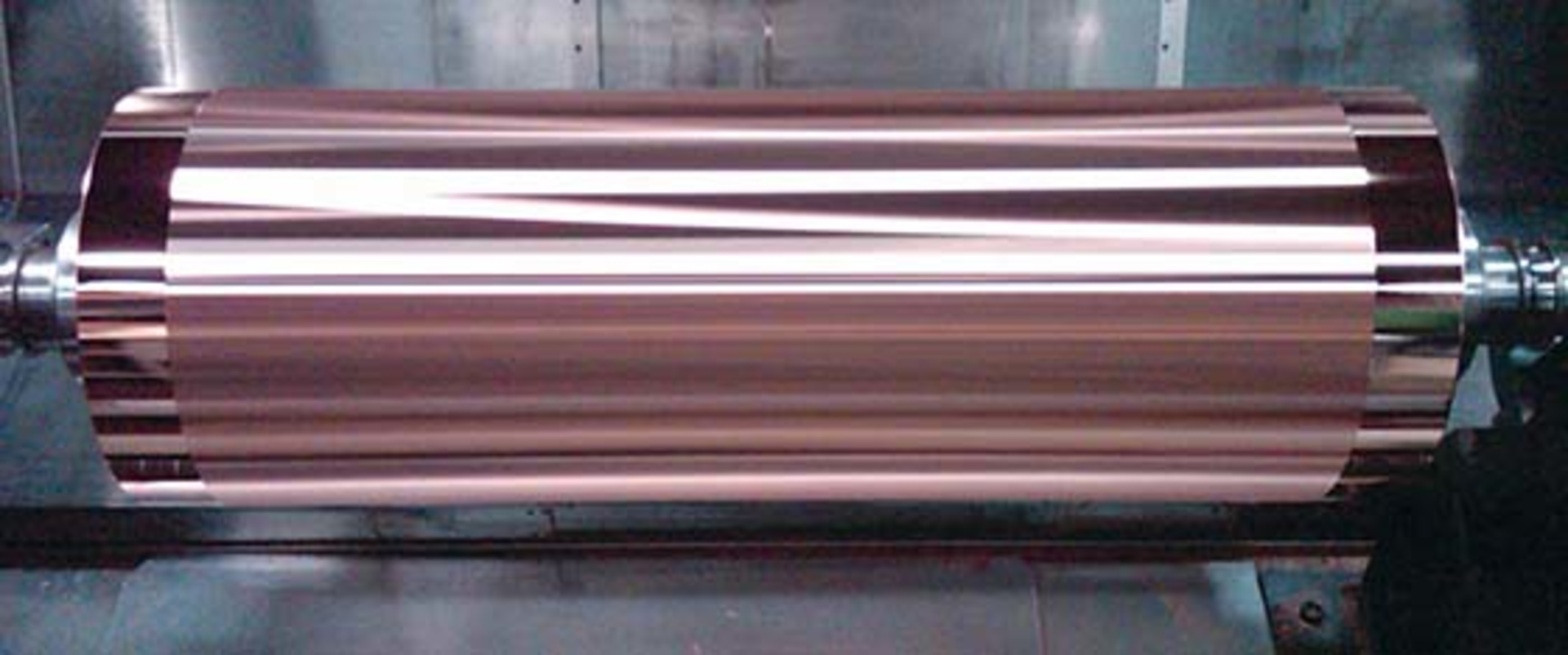 A diamond turned/engraved lenticular pattern in the copper plating which is wrapped around the top of the steel base roll.