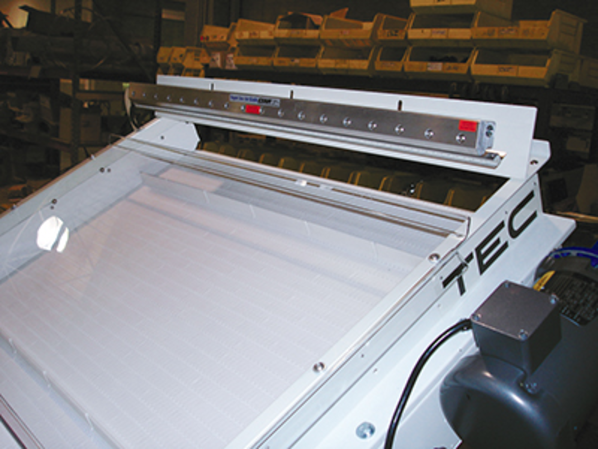 A conveyor with a deionizing air knife and plastic modular belting from TEC