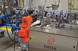 The QC3 vacuum stuffer/side feeder combination unit. The QC3 vacuum stuffer/side feeder combination unit.