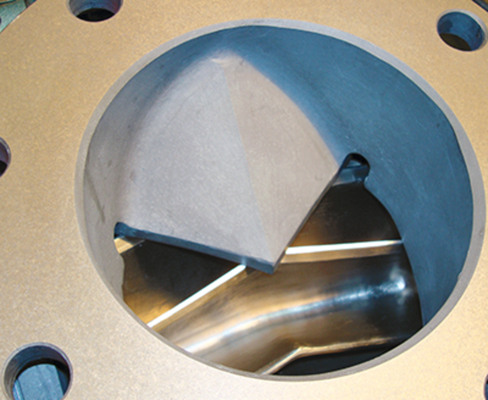 Several anti-locking features make Pelletron's GRM-RG rotary valve ideal for moving regrind.