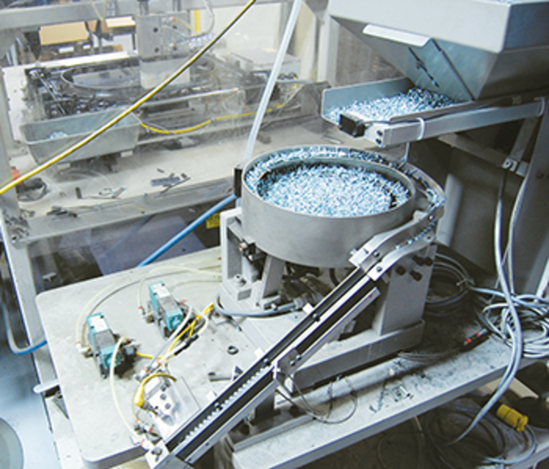 An automated screw-driving unit is used to assemble an appliance door that requires 34 screws./PMM