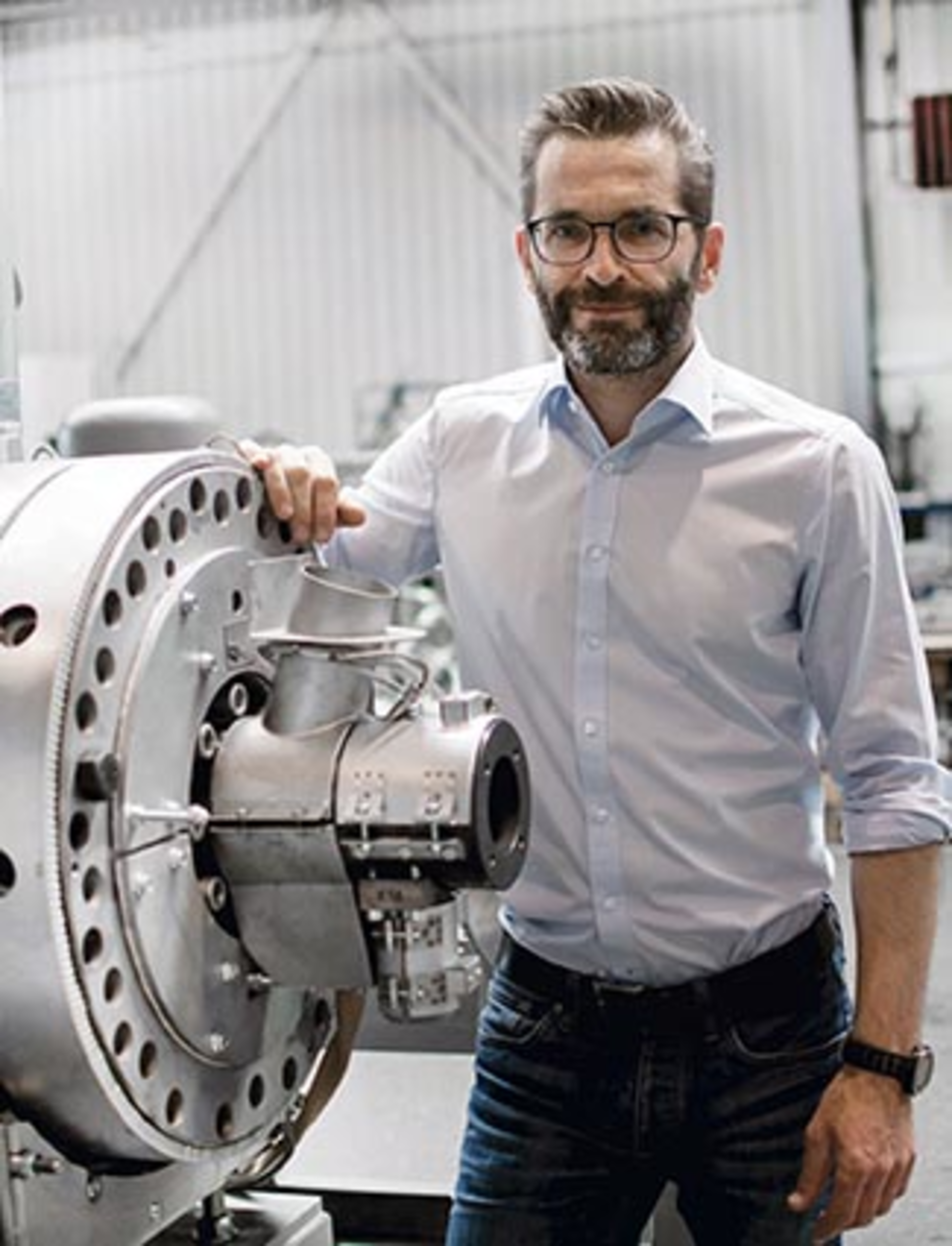Robert Obermayr, an Erema employee, stands with a Laserfilter.