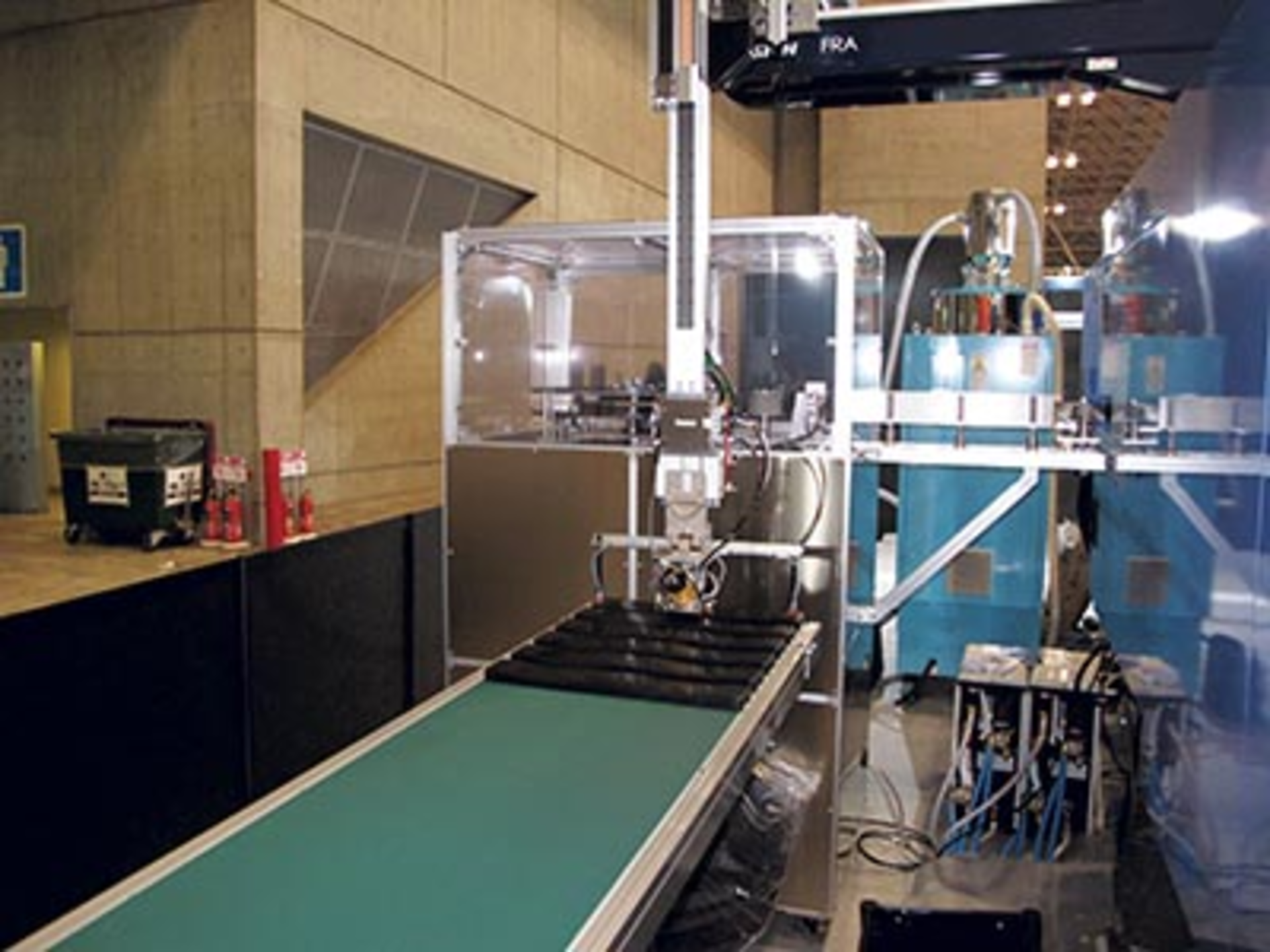 The J280ADS-890H-CFRTP/UD-Tape injection molding cell from JSW