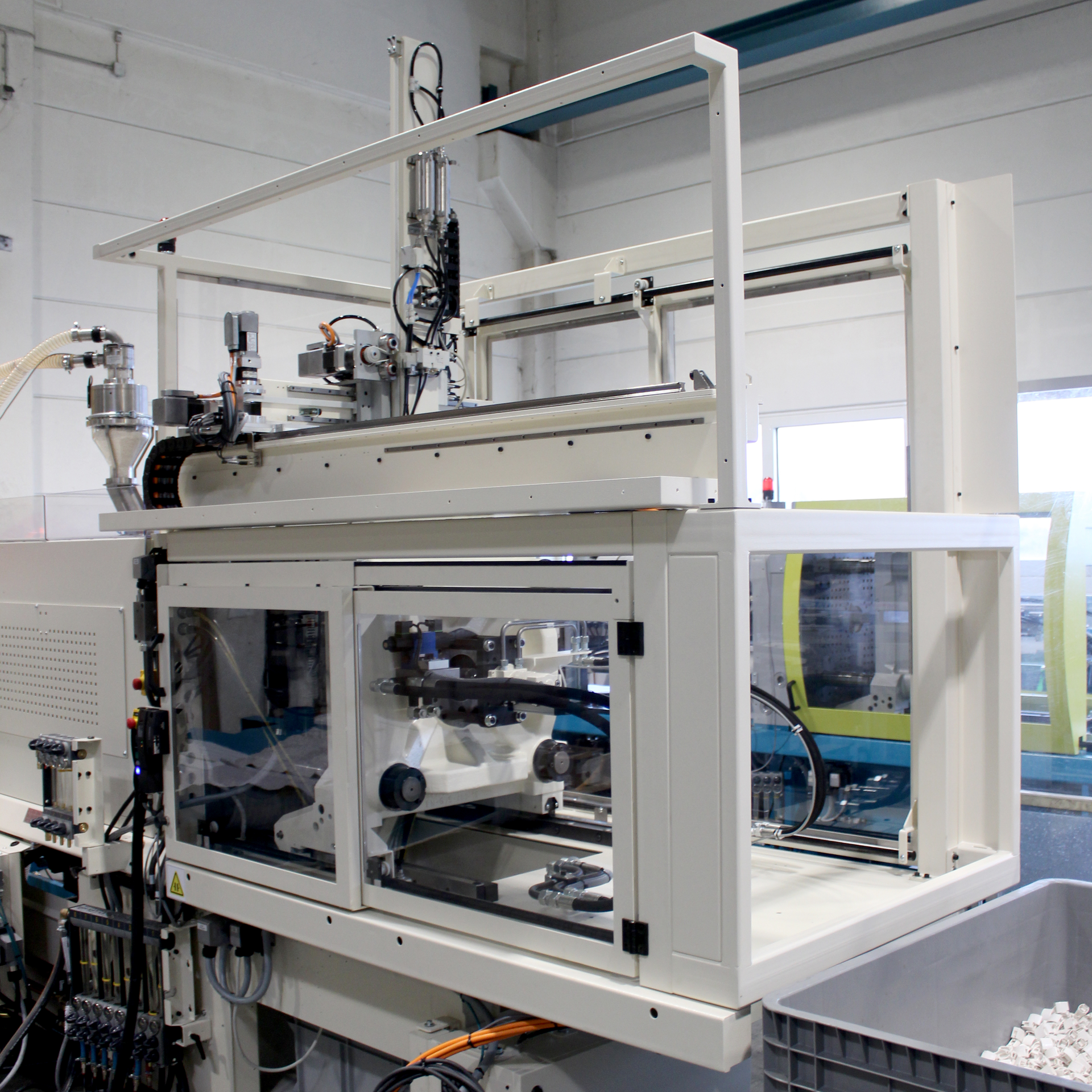 Boy robot can be mounted lengthwise Plastics Machinery & Manufacturing