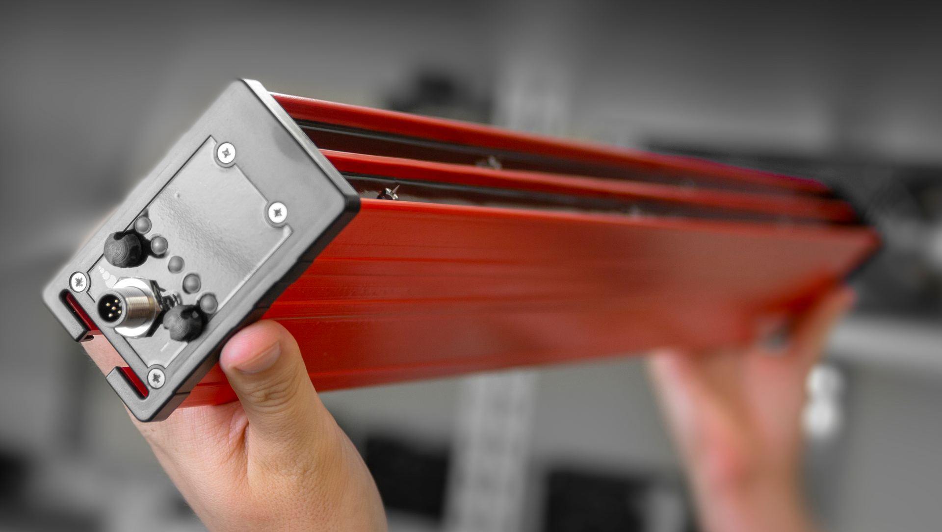 Fraser's XIFOS 33 anti-static bar utilizes adaptive ionization.