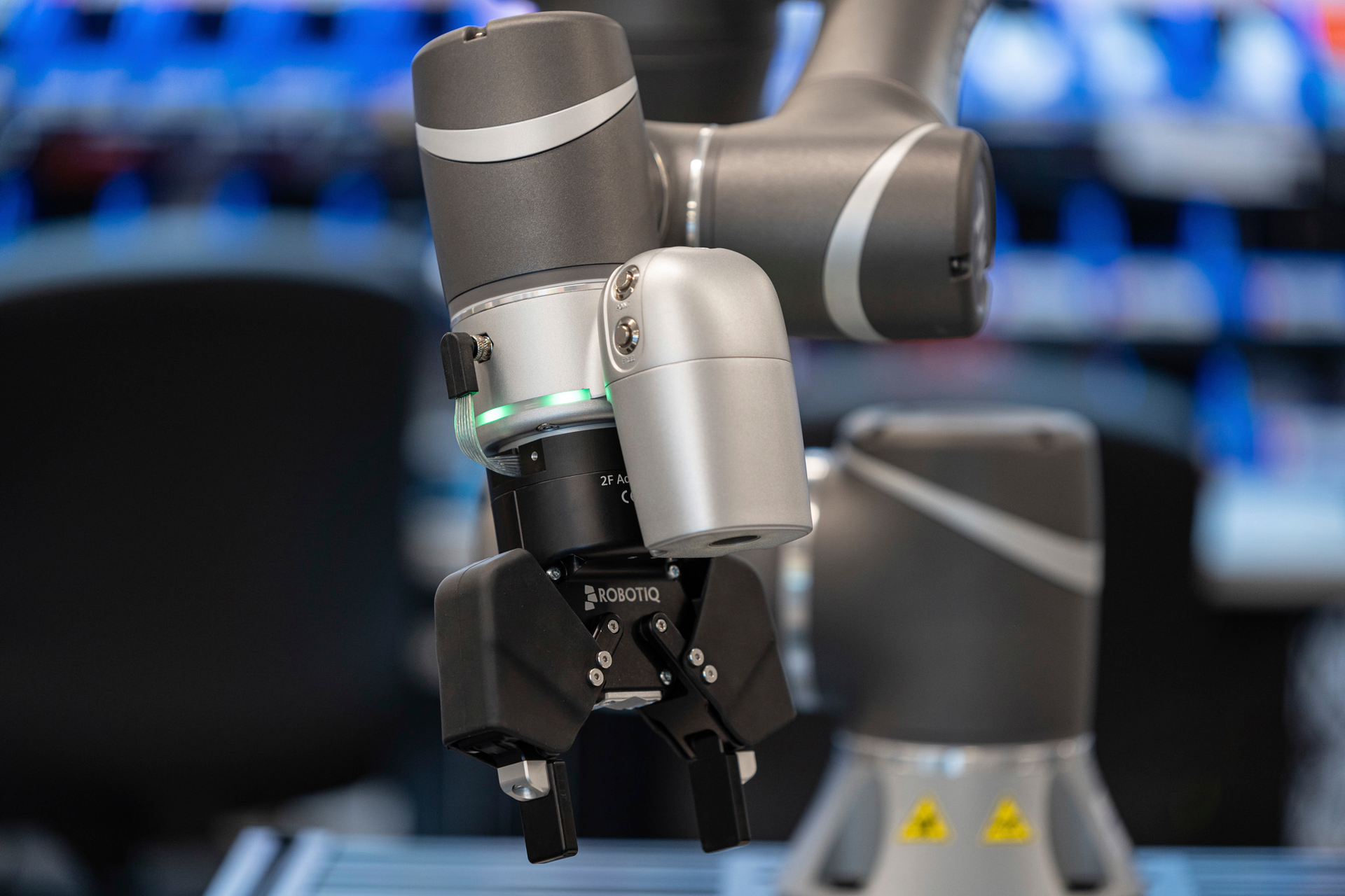 The Robotiq I/O coupling is shown between the wrist of the cobot and the gripper.