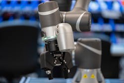 The Robotiq I/O coupling is shown between the wrist of the cobot and the gripper. The Robotiq I/O coupling is shown between the wrist of the cobot and the gripper.