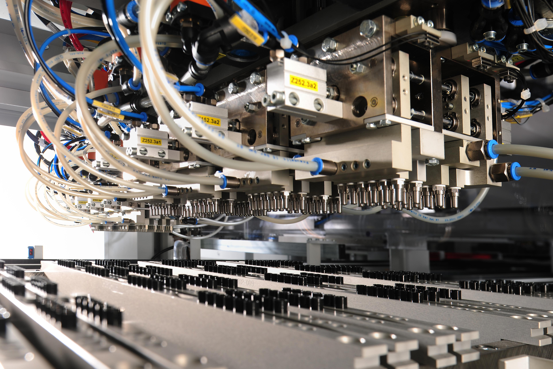 Hekuma's HekuTip removes pipettes from the mold and inspects them.