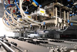 Hekuma's HekuTip removes pipettes from the mold and inspects them. Hekuma's HekuTip removes pipettes from the mold and inspects them.