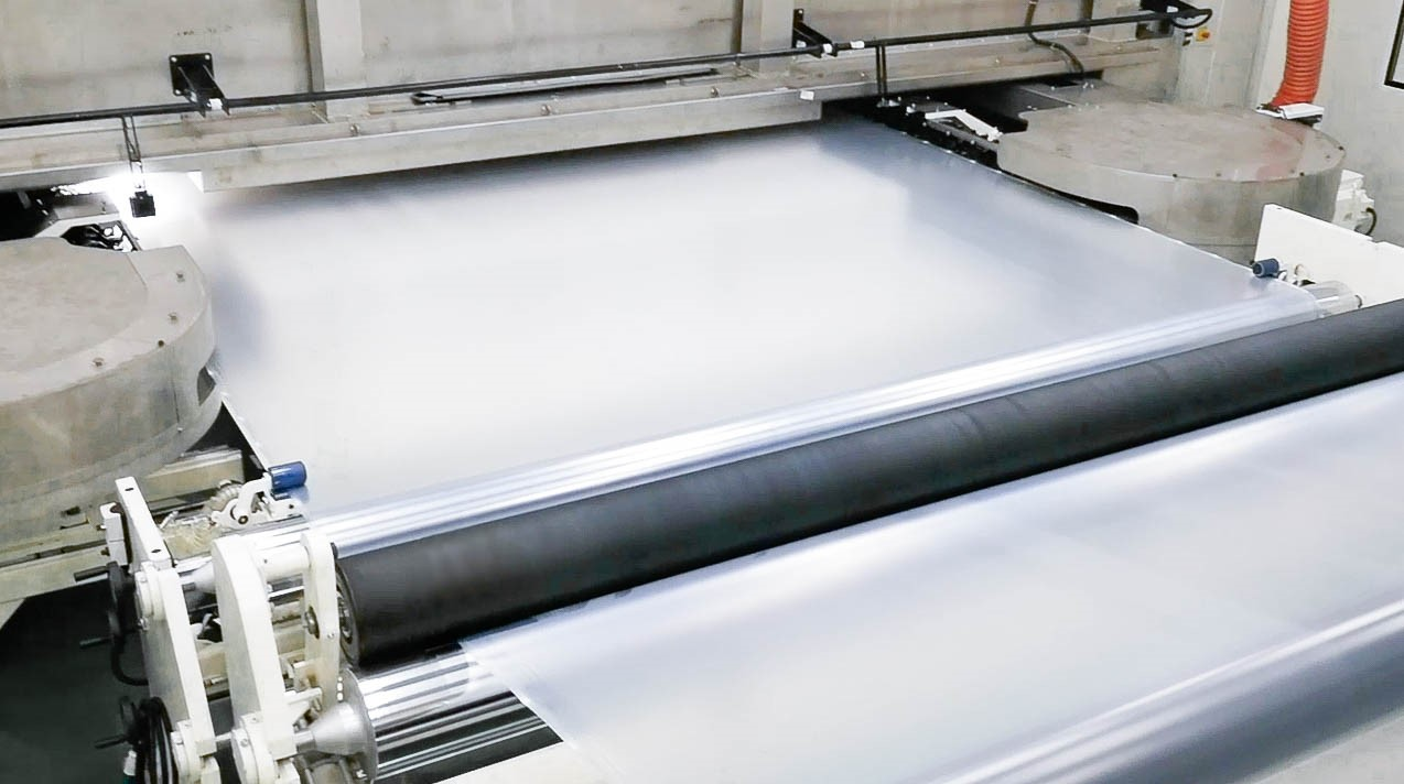 The MASIM film stretcher from Marchante SaS uses clips to stretch film down to thicknesses of 1 micron.