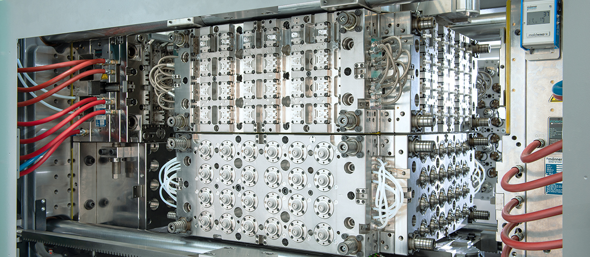 Foboha&rsquo;s new Reverse Cube is divided in half horizontally, with each cube half thermally separated from the other. The halves turn in 90-degree increments in opposite directions before each injection cycle.