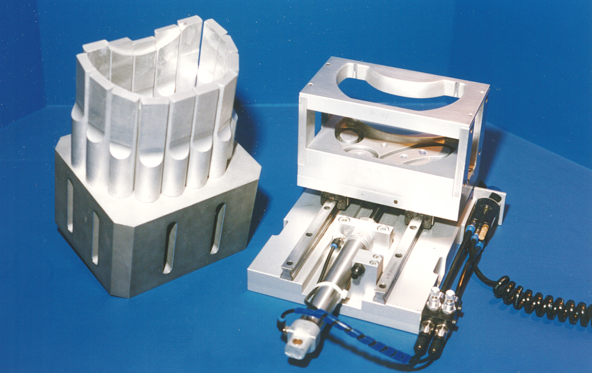A 20-kilohertz composite horn from Rinco Ultrasonics, equipped with a pneumatic slide fixture, ultrasonically welded a lens to a housing.