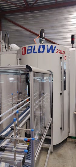 The 2XL has two cavities and can make PET bottles with a maximum capacity of 12 liters. The 2XL has two cavities and can make PET bottles with a maximum capacity of 12 liters.