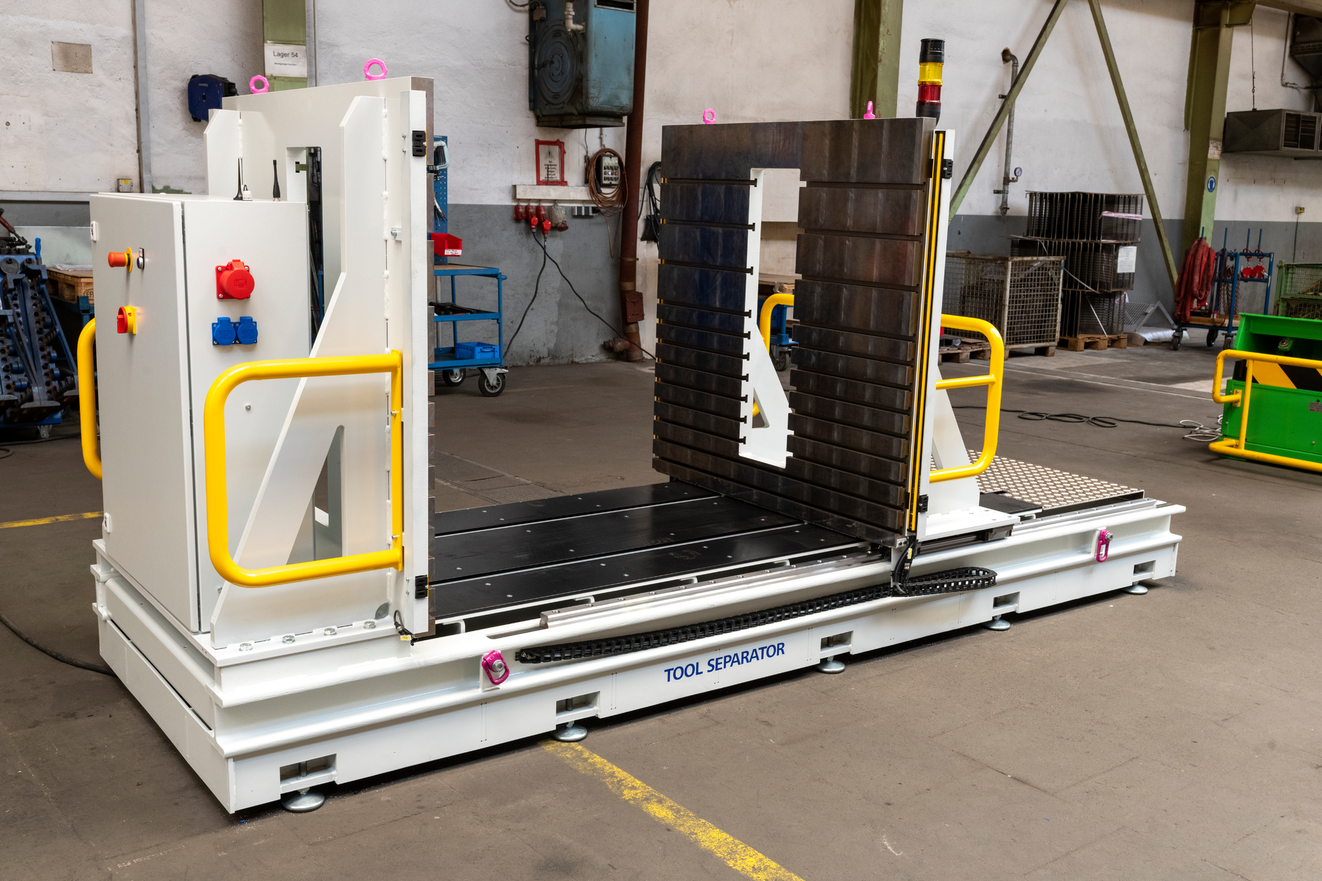 RUD's Tecdos TS opens molds gently and closes them accurately, with controlled force and speed.