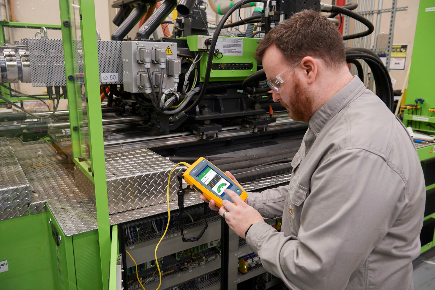 Fluke&rsquo;s LinkIQ unit provides information about cable connections, such as if the cable is attached to a switch.