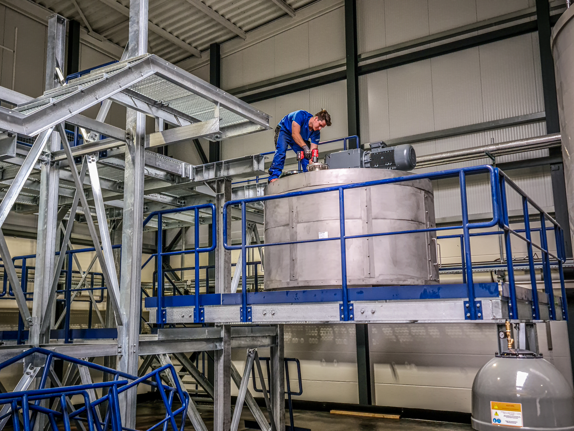 The hot-wash tower removes contaminants such as adhesives and labels and can be operated with or without caustic solution.