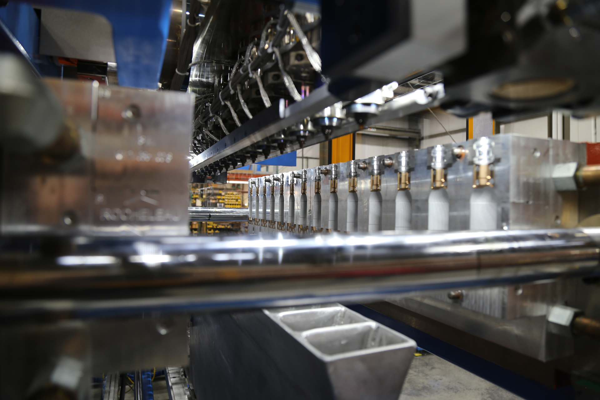 The RS-80W has a wider frame to allow an expanded clamp size to accommodate higher cavitation.