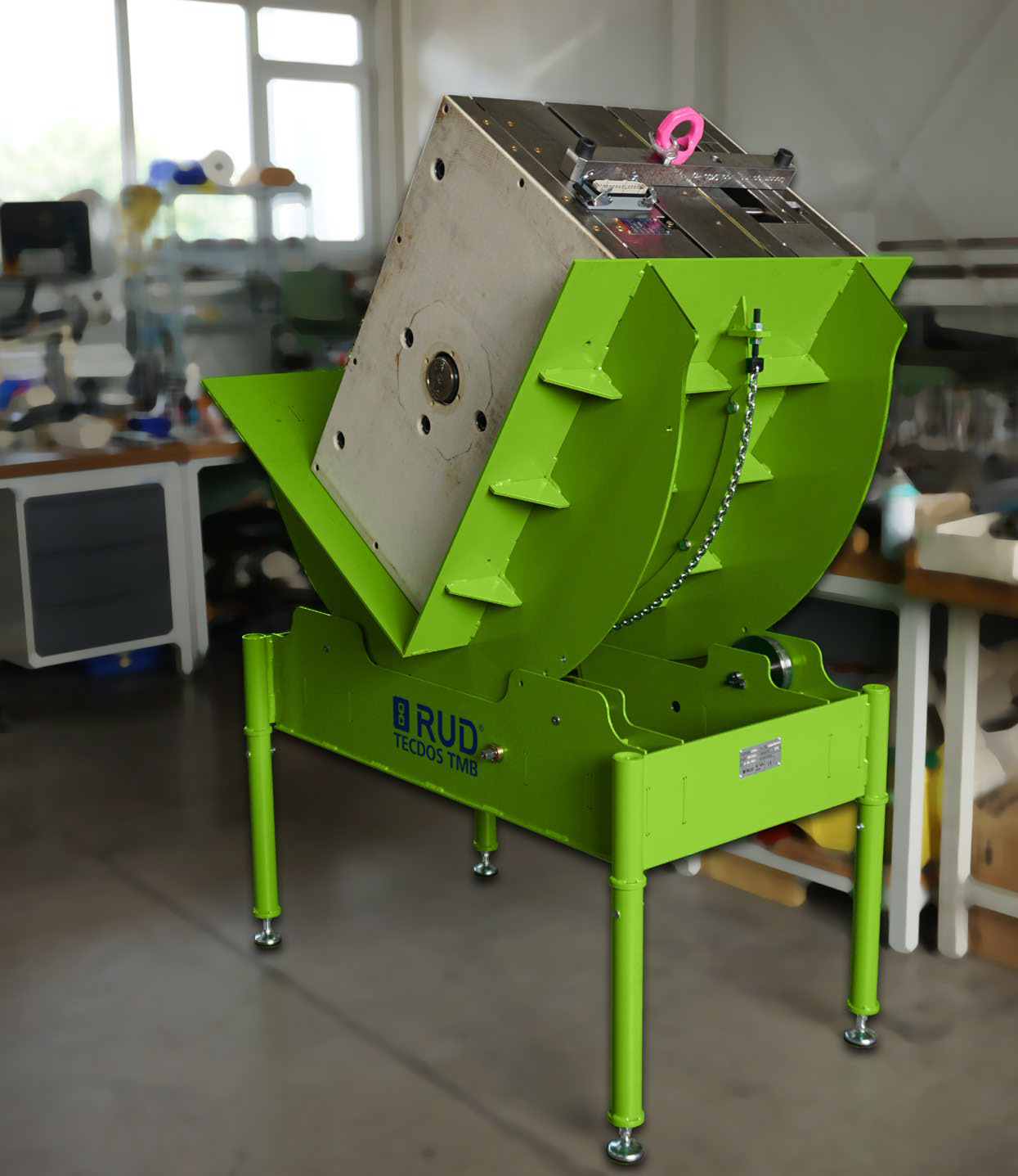 The Tecdos TMB gives users a safe, ergonomic platform for handling heavy molds and tooling.