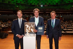 Ulrich Reifenhäuser, center, accepts the Georg Menges Prize 2022 from Christian Hopmann, Dipl.-Kfm, left, and Herbert Müller. Ulrich Reifenhäuser, center, accepts the Georg Menges Prize 2022 from Christian Hopmann, Dipl.-Kfm, left, and Herbert Müller.