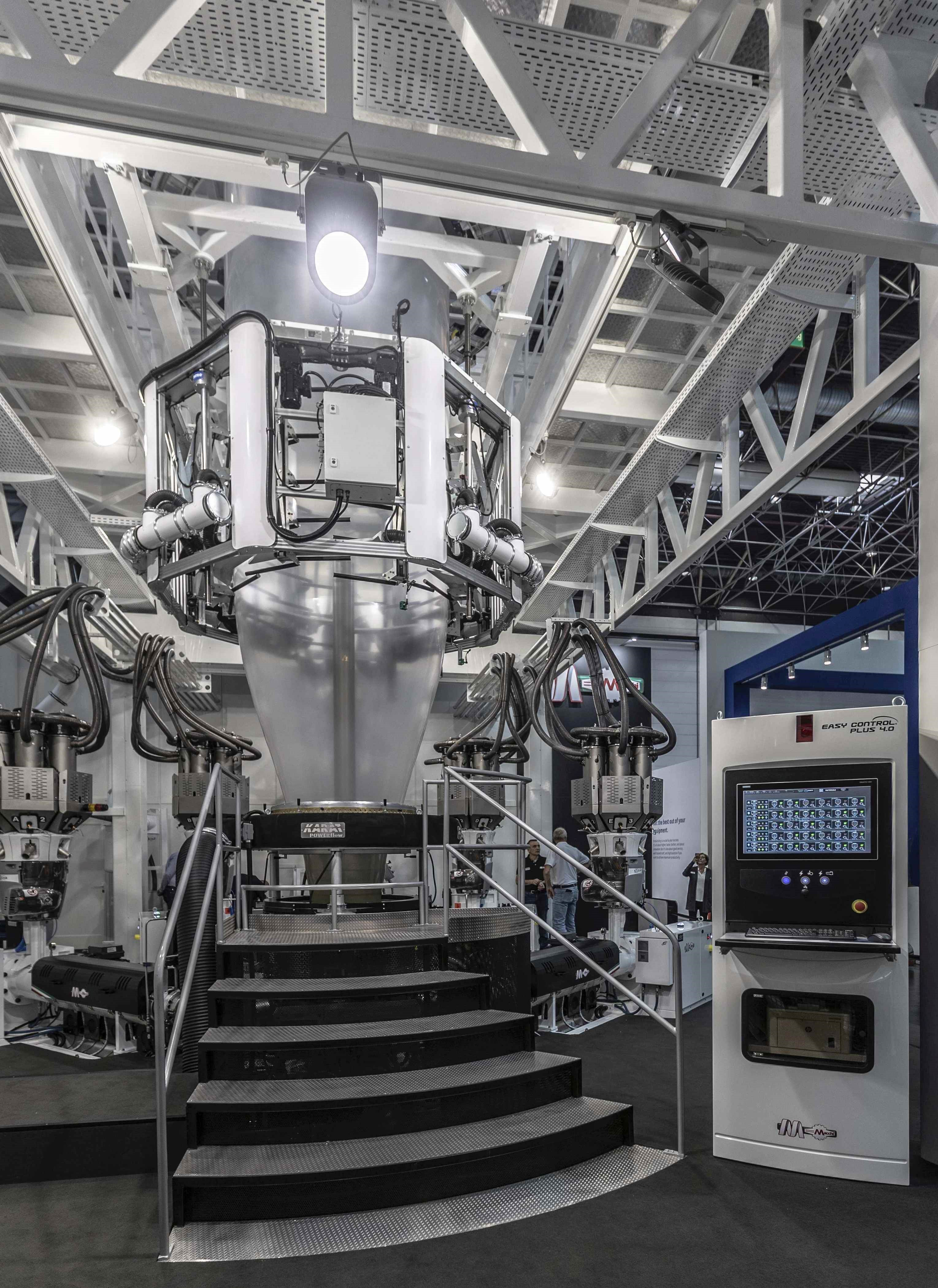 Macchi demonstrated its R-POD Flex line at K 2022.