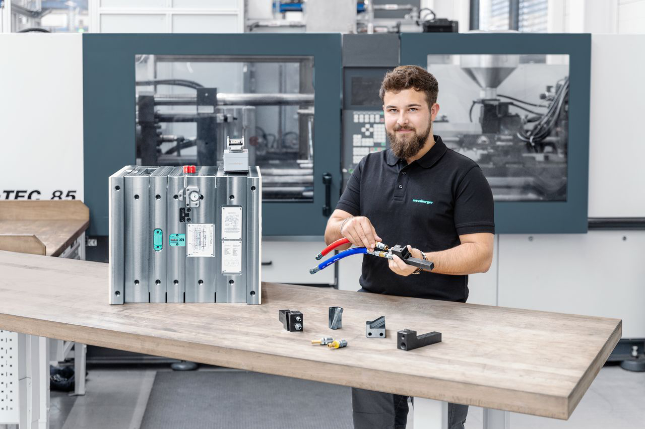 The Meusburger E 3380 compact slide unit has a prefabricated cooling hole and an integrated fountain.