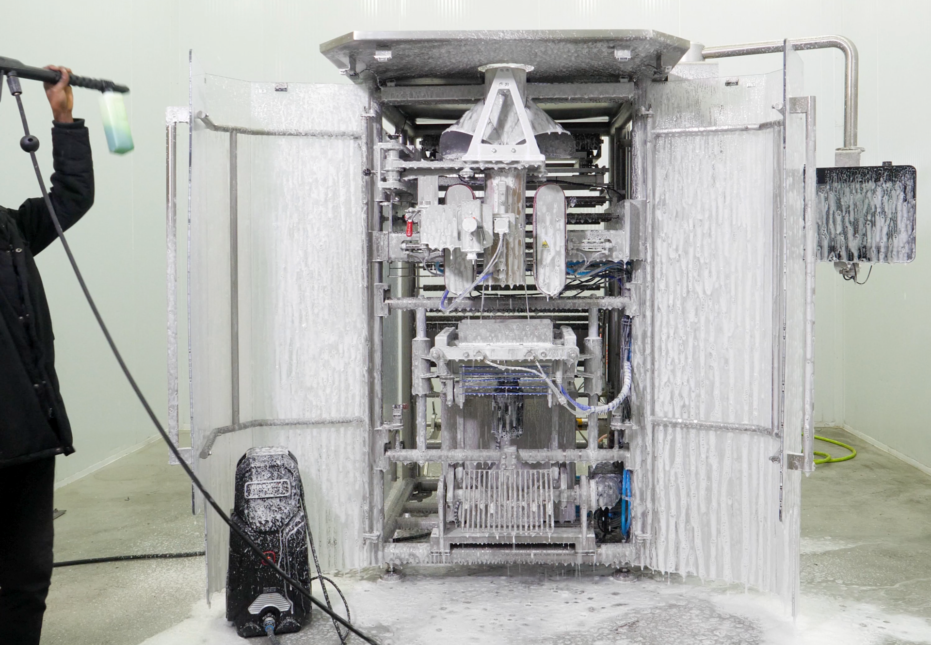 WeighPack's VF-1200 bagger features continuously moving vertical sealing bars, so film does not need to stop to receive a vertical seal.