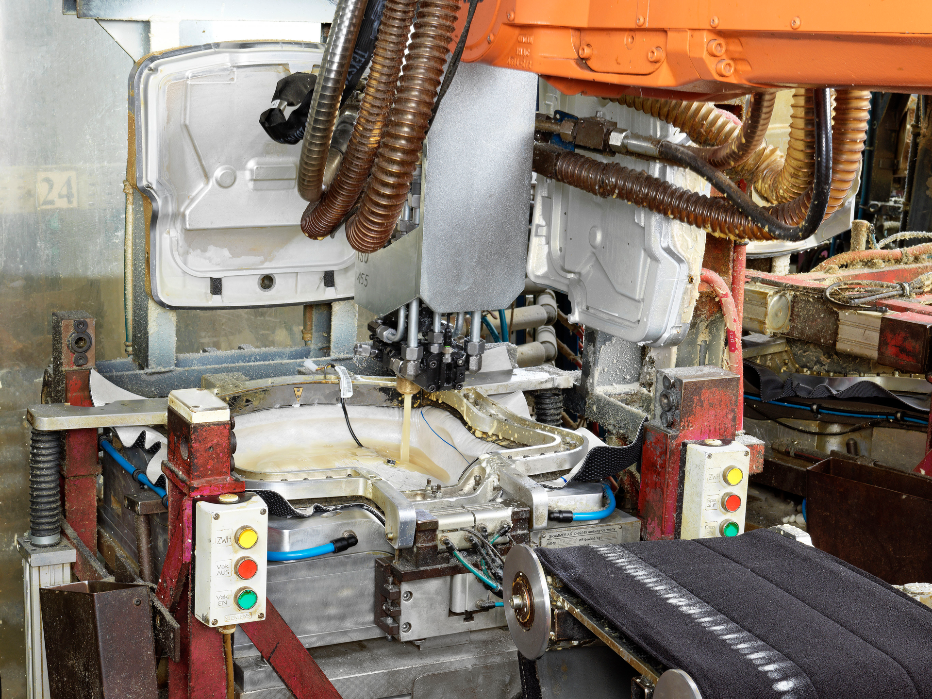 KraussMaffei&rsquo;s precisionMixhead 8/12-2K-40 is shown in series production for even better homogeneity when discharging PU foam.