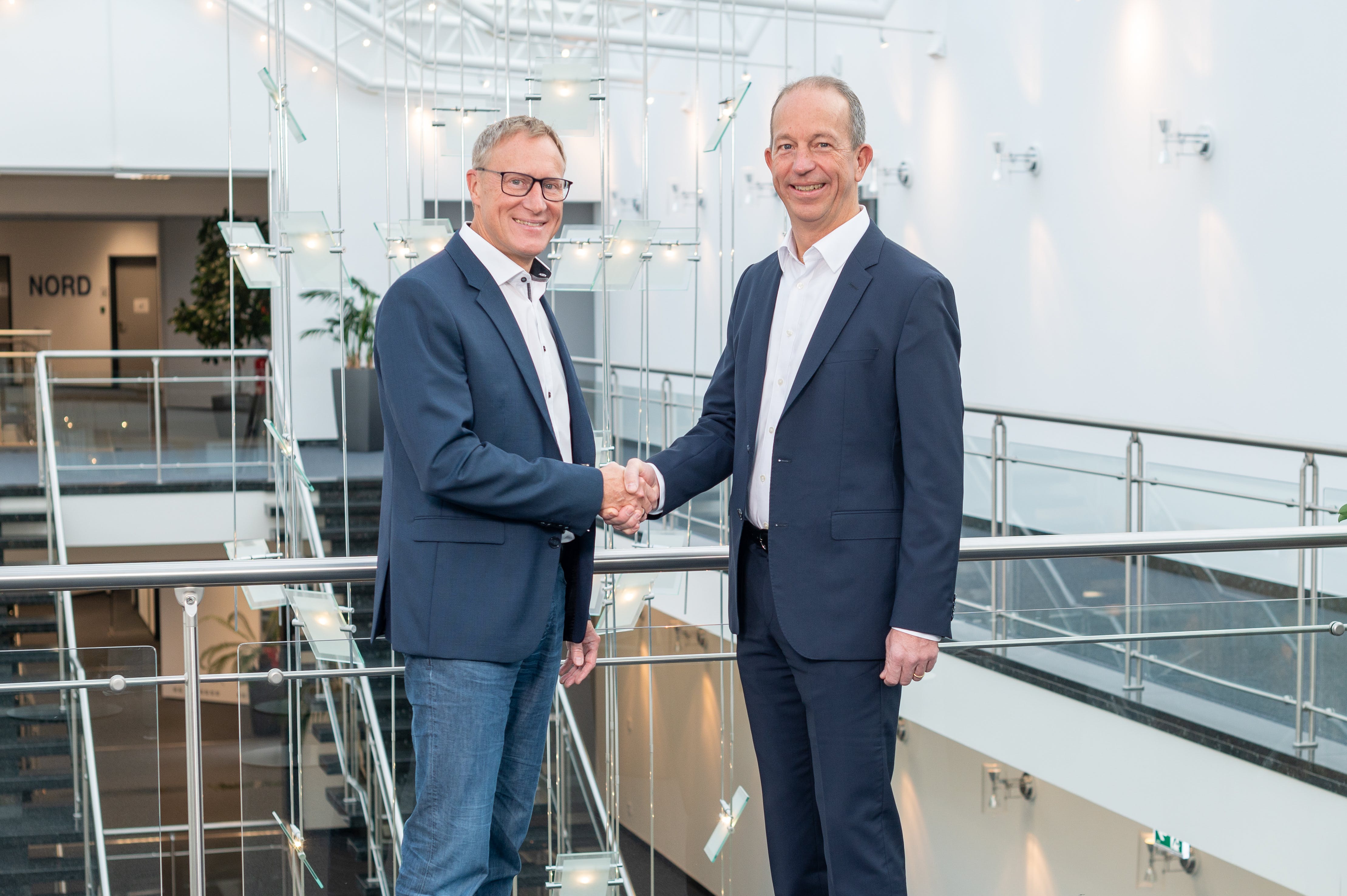 Nicolas Beyl (right) is new managing director/CTO at Br&uuml;ckner Maschinenbau, replacing Michael Baumeister (left).