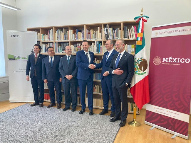 Engel Group CPO Gerhard Stangl, second from right, shakes hands with Mauricio Kuri González, the governor of Queretaro, third from right. Other representatives of the government at the joint investment announcement in the Mexican Embassy, Vienna.