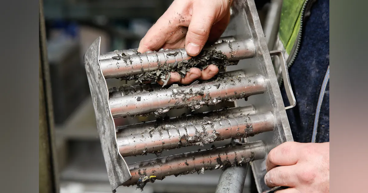 Clean Up Magnet Bunting insert makes magnet cleaning quicker | Plastics Machinery ...