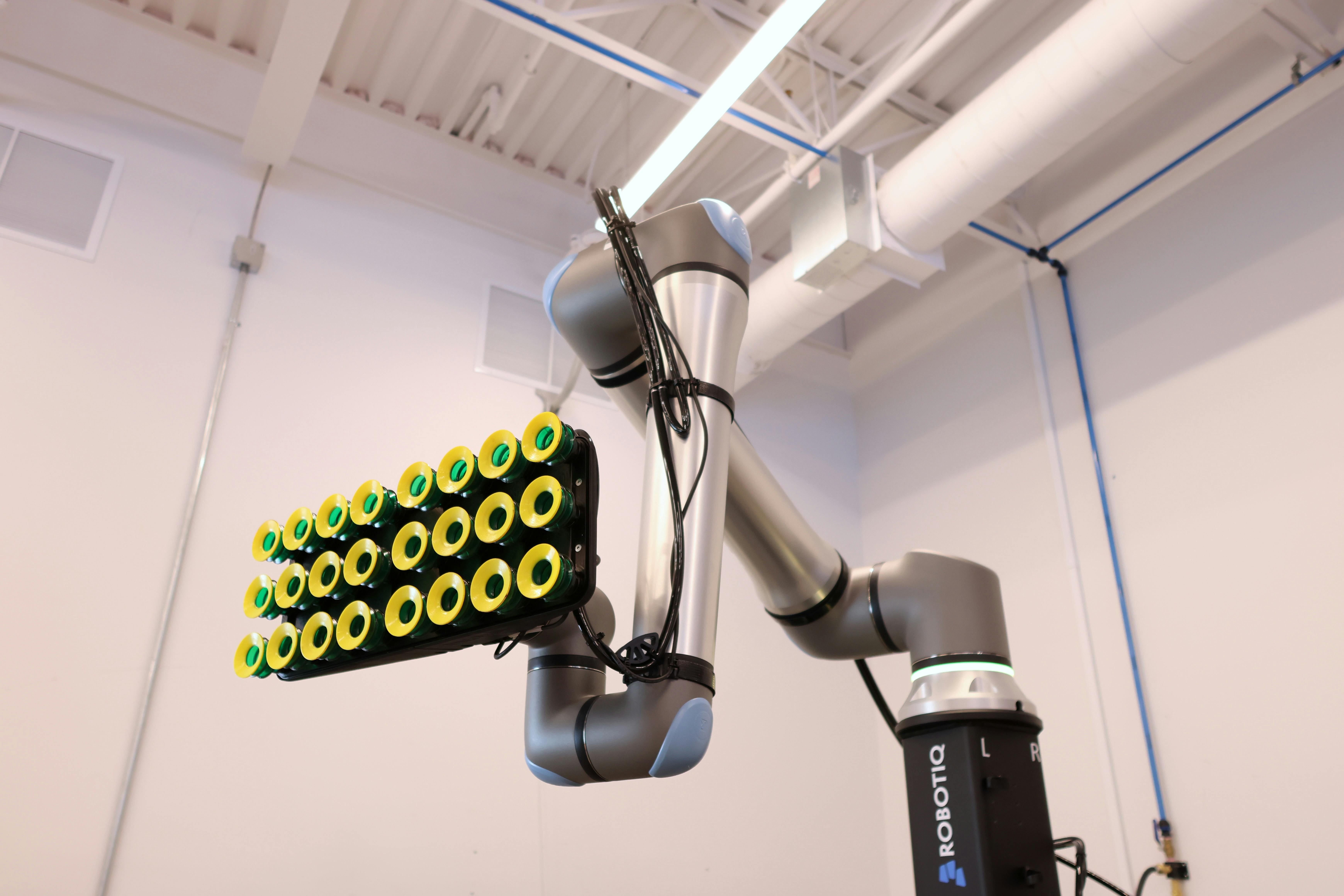 Robotiq's PowerPick Multi has a flexible multi-cup array.