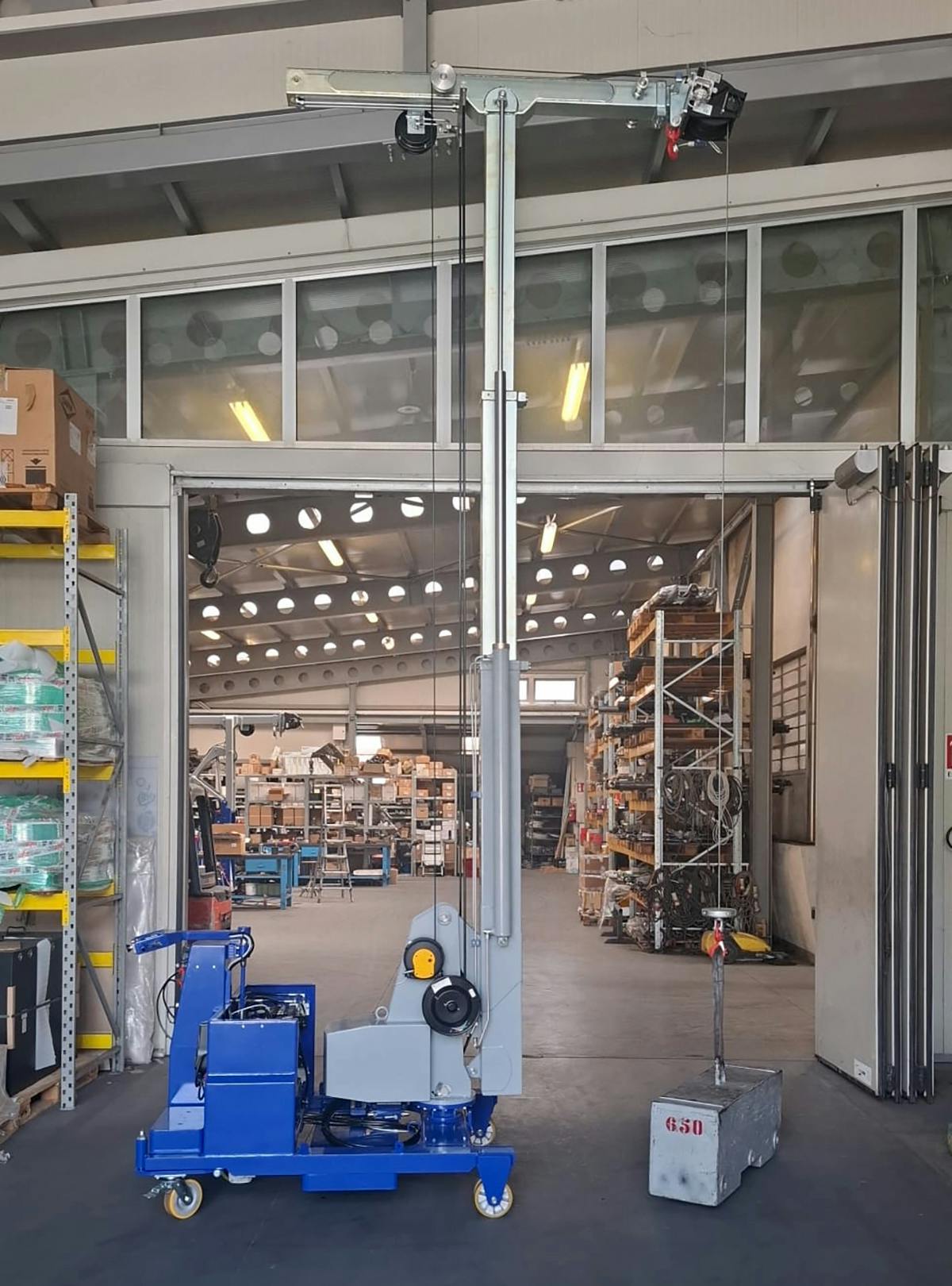 The GB750 crane has a lifting height of almost 16.5 feet for handling injection stretch blow molds.