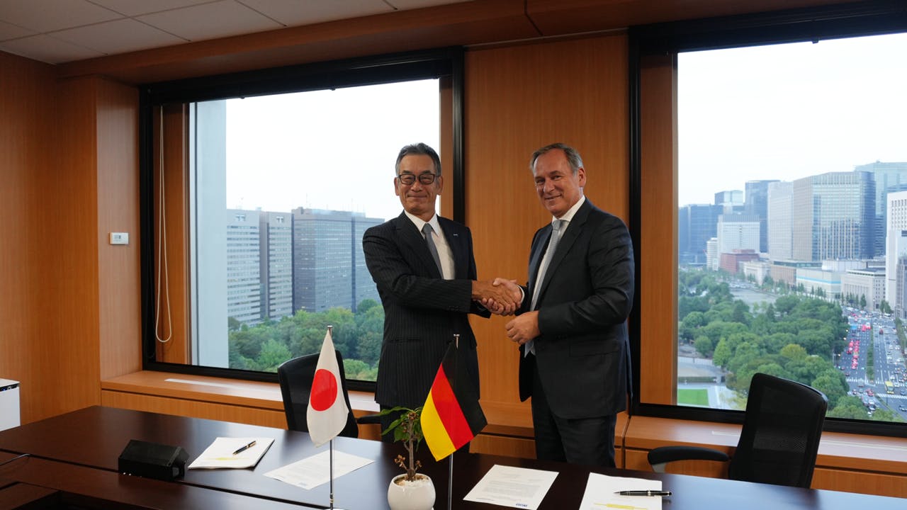 Shigetomo Sakamoto, president of Shibaura Machine Group (left), and Peter Steinl, managing director of LWB Steinl GmbH, signed the Memorandum of Understanding in Tokyo.