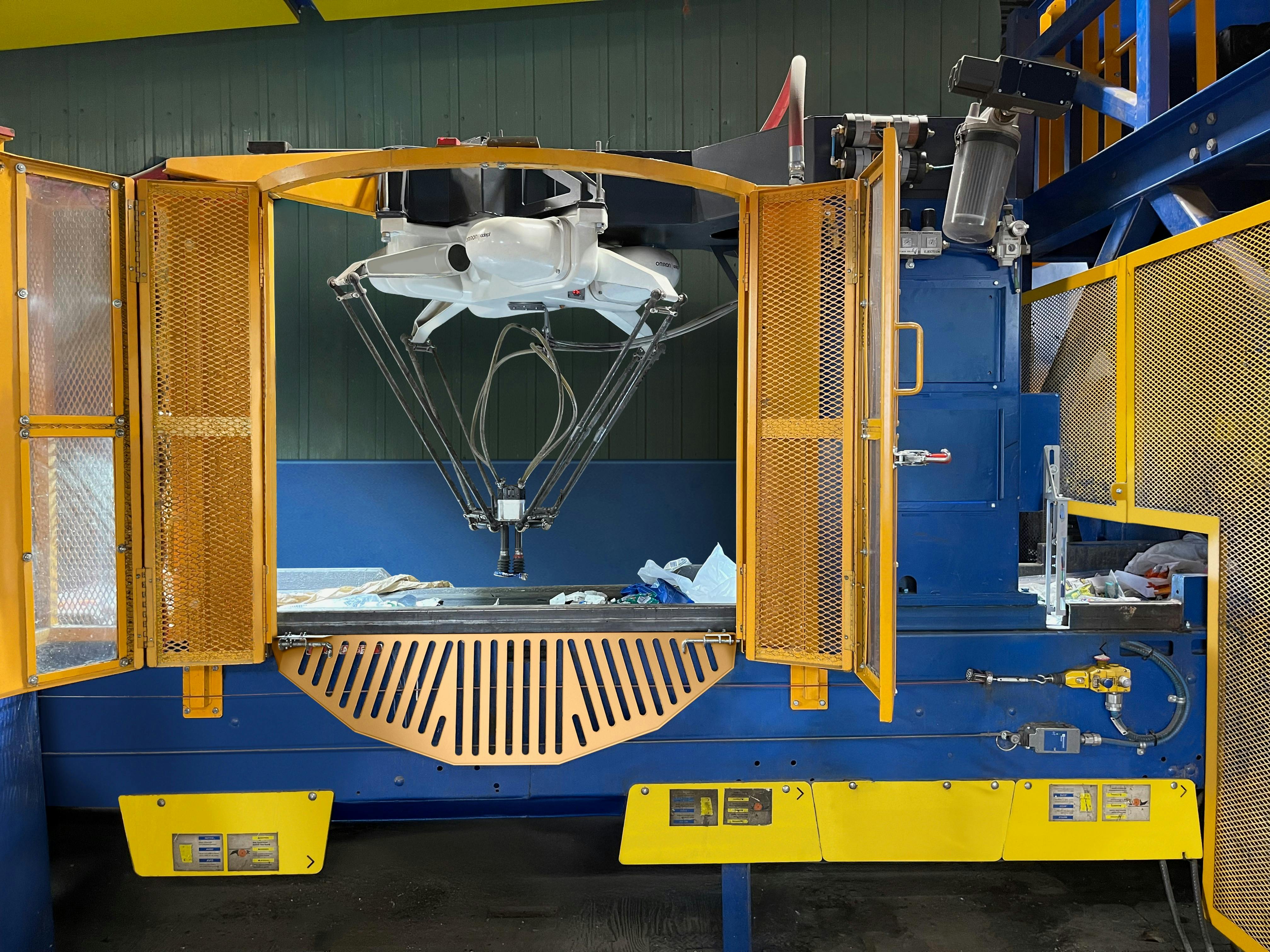 The SamarAI.Optima robot from Machinex uses AI to sort recyclables.