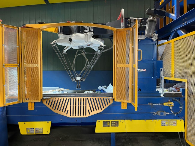 The SamarAI.Optima robot from Machinex uses AI to sort recyclables.