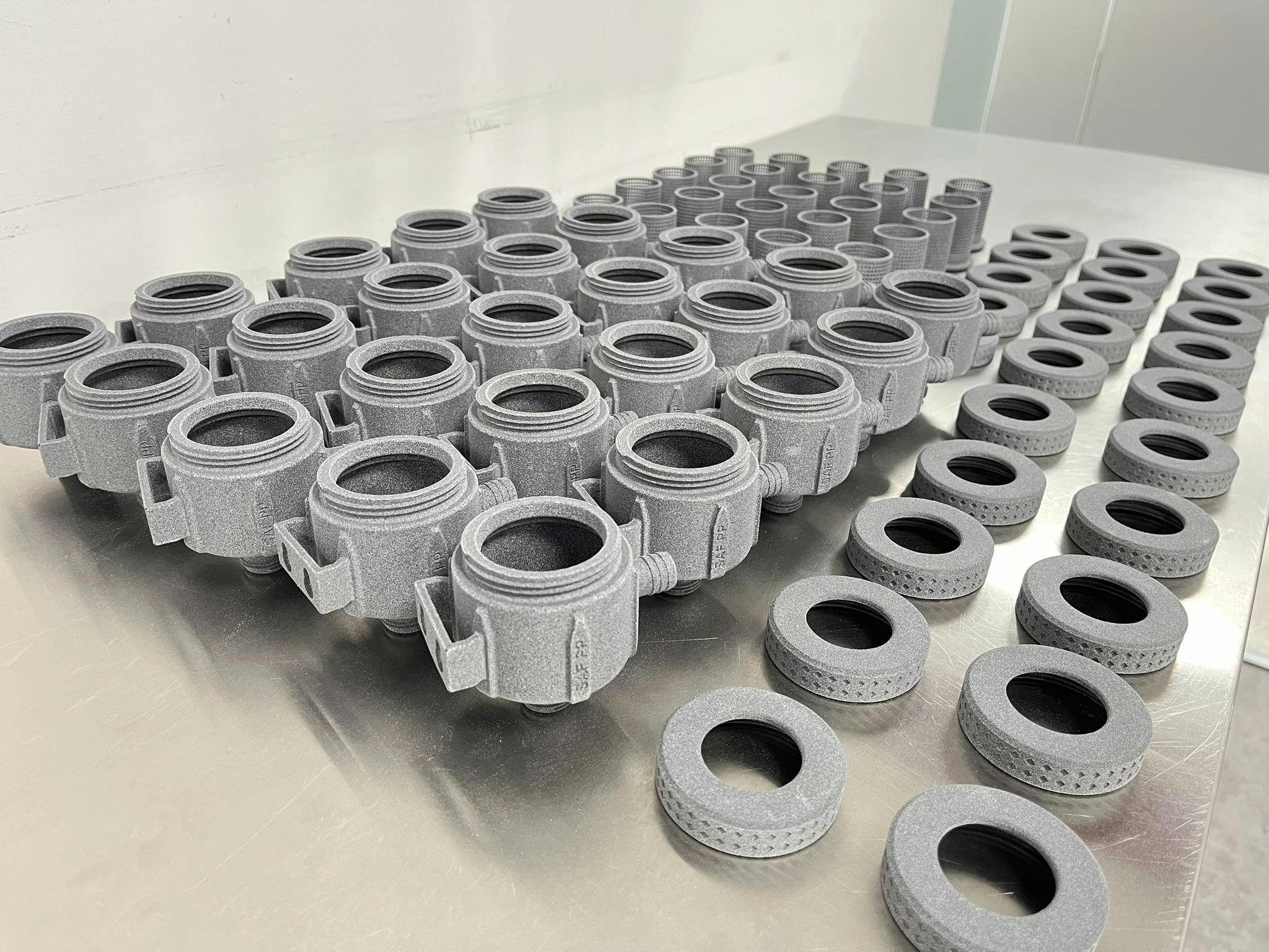 The Stratasys PowderEase T1 post-processing technology saves time, powder and costs.