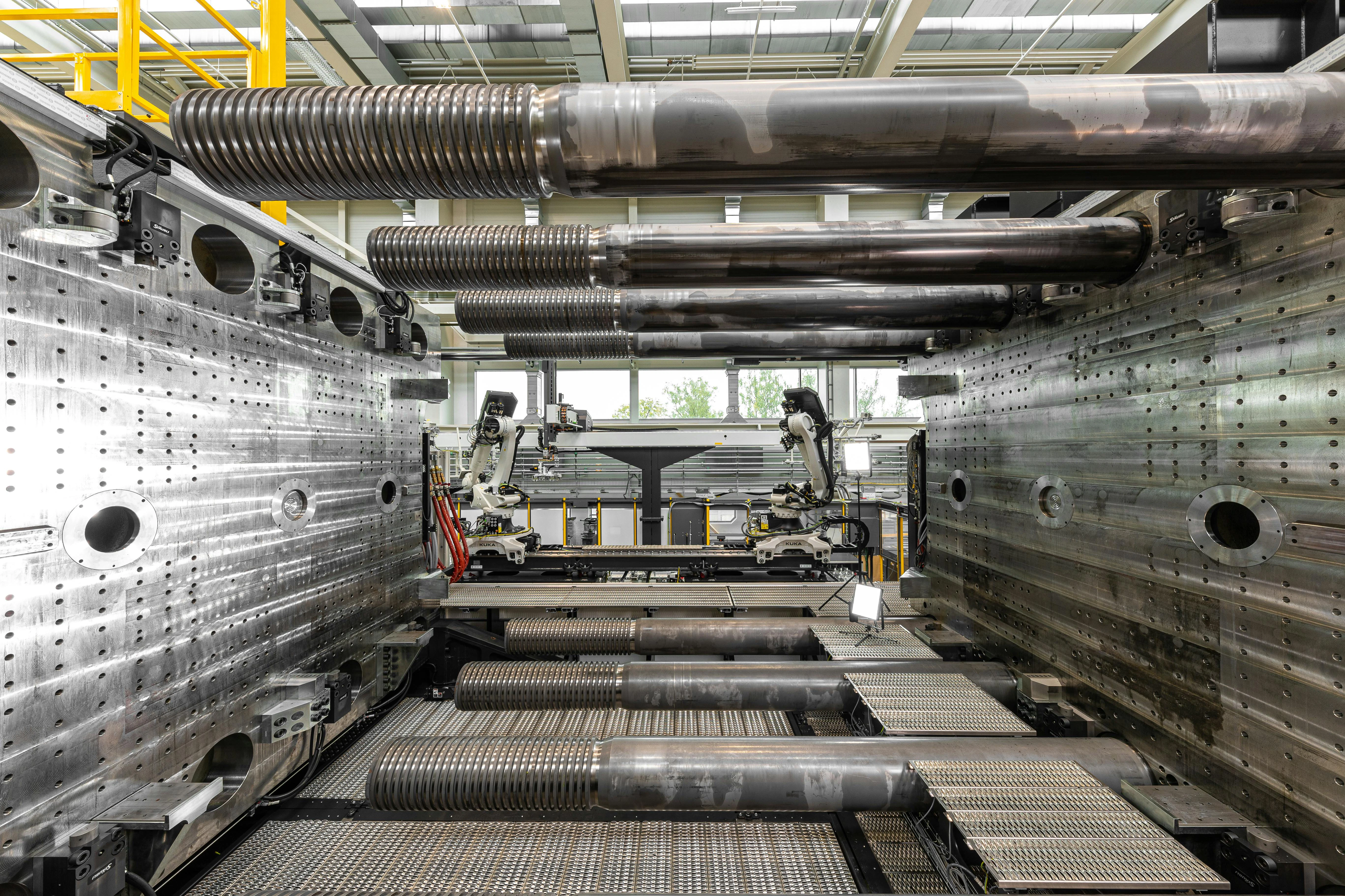 The large mold space in the Engel Duo 12000 US enables flexible automation and the efficient production of complex large-scale components in integrated production processes.