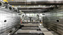 The large mold space in the Engel Duo 12000 US enables flexible automation and the efficient production of complex large-scale components in integrated production processes.