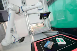 After a linear Multilift V 30 has placed 32 dominoes on a conveyor belt, a cobot takes over the subsequent packaging of the complete ready-to-use set of dominoes.